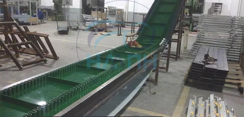 Băng tải PVC tai bèo Băng tải PVC tai bèo trong nhà máy